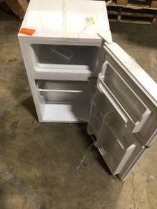 Magic Chef Retro 3.2 Cu. Ft. 2 Door Mini Fridge in White   Customer Returns See Pictures