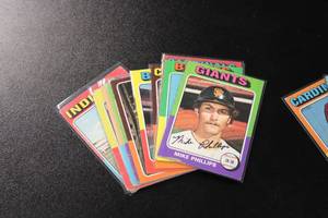 lot 144 image: 1975 Topps Baseball Card Lot  31 Cards