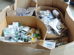 lot 32 image: Pallet of Shower Accessories - Tub Spouts, Handles, Trim Kits