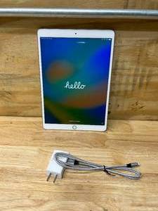 APPLE IPAD (3rd Generation) with Charger