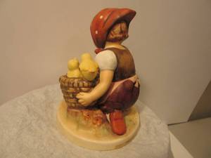 lot 44 image: Mk5 Chick Girl Hummel Figurine
