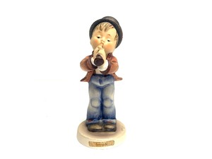 lot 5 image: Mk3 Serenade Hummel Figurine