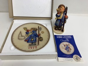 lot 15 image: Mk5 Hear Ye, Hear Ye Hummel Figurine & Matching 2nd Annual 1972 Hand Painted Plate w Box