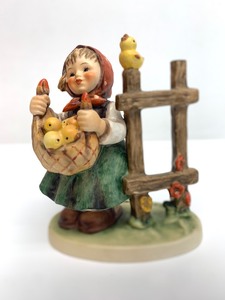 lot 33 image: Mk5 Chicken Licken Hummel Figurine