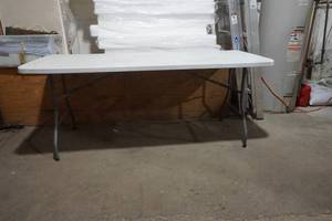 lot 5 image: folding table