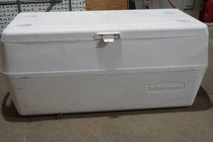 lot 8 image: Rubbermaid cooler