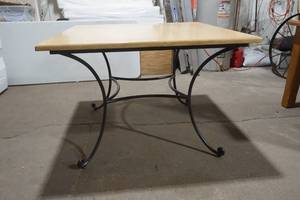 lot 14 image: table