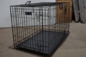 lot 16 image: folding dog crate