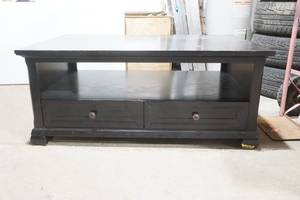 lot 25 image: coffee table