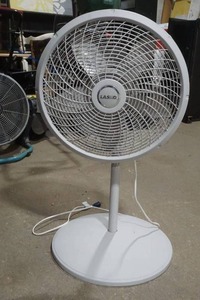 lot 34 image: floor fan