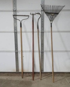 lot 46 image: garden tools