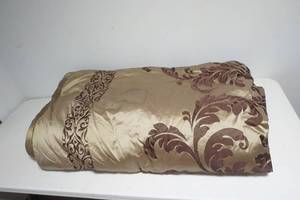 lot 75 image: bed comforter