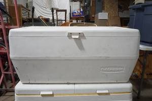 lot 92 image: Rubbermaid cooler