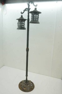 lot 119 image: cast iron lamp pole