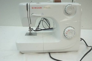 lot 128 image: Singer sewing machine
