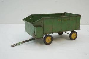 lot 162 image: John Deere wagon