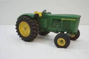 lot 165 image: John Deere tractor