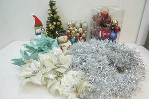 lot 192 image: Holiday decor