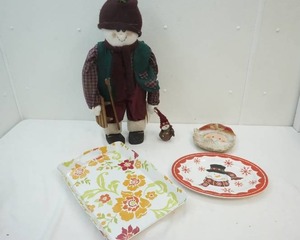 lot 230 image: Holiday decor