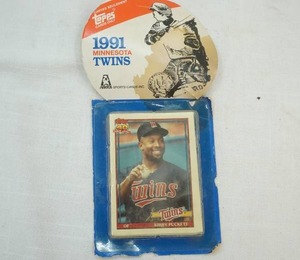 lot 257 image: Twins trading cards