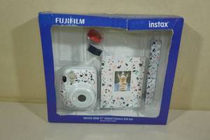 lot 10 image: Fujifilm Instax Mini 11 Instant Camera Gift Set