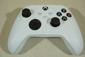 lot 15 image: Microsoft XBOX One Wireless Controller White