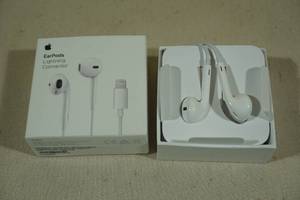 lot 20 image: 2 Apple EarPods with Lightning Connector