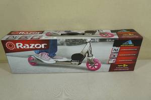lot 22 image: Razor Kick Scooter Pink