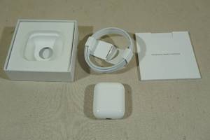 lot 207 image: Apple Airpods Earbuds 2nd Gen