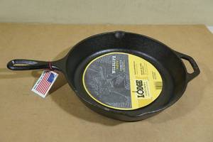 lot 276 image: Lodge Cast Iron Skillet Wildlife Series 10.25