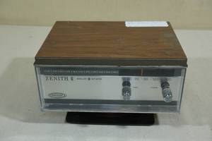 lot 317 image: Vintage Zenith AM Radio