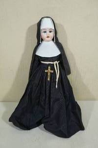 lot 318 image: Vintage Nun Doll - Porcelain Face
