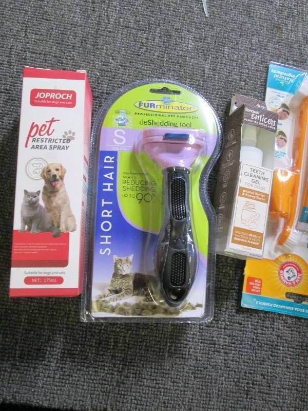 lot 47 image: lot of dog items ...