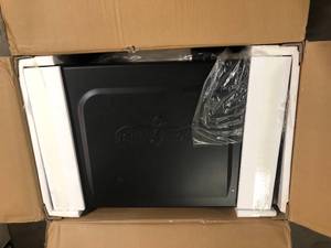 lot 113 image: Char-Griller Flat Iron 3-Burner Outdoor Griddle Gas Grill with Lid in Black  Customer Returns See Pictures