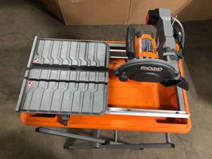 lot 115 image: Ridgid 7 in. Table Top Wet Tile Saw with Stand Missing Parts Customer Returns See Pictures
