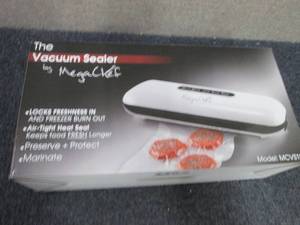 lot 20 image: MegaChef Home Vacuum Sealer and Foo...
