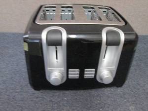 lot 46 image: Black & Decker Toaster right side d...