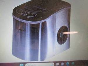 lot 56 image: Magic Chef Countertop Ice Maker - S...