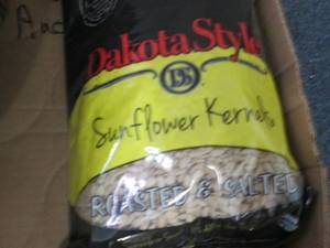 lot 123 image: 32 oz Bag Dakota Style Sunflower Ke...
