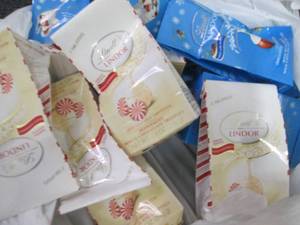 lot 185 image: 12 Lindor Truffles...