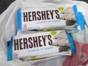 lot 188 image: 12 Hersheys Cookies & Crme...