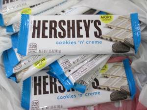 lot 192 image: 12 Hersheys Cookies & Crme...