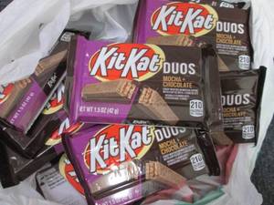 lot 197 image: 12 KitKats Duos...