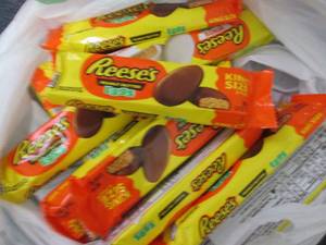 lot 198 image: 12 Reeses Eggs...