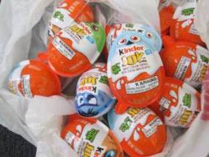lot 200 image: 12 Kinder Joy...