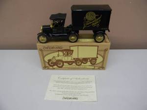 lot 6 image: ERTL COLLECTIBLES 125 SCALE DIE CAST - LEINENKUGEL BREWING CO. 1918 FORD CAB & TRAILER - NEW IN BOX - GREAT PIECE - SEE PICTURES