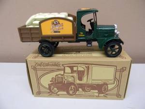 lot 9 image: ERTL COLLECTIBLES 134 SCALE DIE CAST - LEINENKUGELS 1925 KENWORTH DELIVERY VAN  - NEW IN BOX - GREAT PIECE - SEE PICTURES