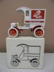 lot 26 image: ERTL COLLECTIBLES 125 SCALE DIE CAST - THE JACKSON BREWERY 1905 DELIVERY CAR BANK #9050 - NEW IN BOX - RARE COOL PIECE - SEE PICTURES