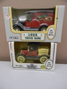 lot 40 image: ERTL COLLECTIBLES ANHEUSER-BUSCH 125 SCALE DIE-CAST - 1918 RUNABOUT BARREL BANK & 1923 DELIVERY TRUCK BANK - NEW IN BOX - NICE - GREAT PIECES - SEE PICTURES