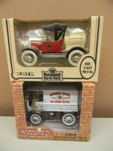lot 41 image: ERTL COLLECTIBLES ANHEUSER-BUSCH 125 SCALE DIE-CAST - 1904 KNOX DELIVERY TRUCK BANK & 1918 RUNABOUT BARREL BANK - NEW IN BOX - NICE - GREAT PIECES - SEE PICTURES